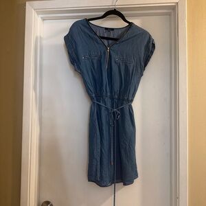 💙 IRIS Chambray Zip-Front Dress 💙
Size M •